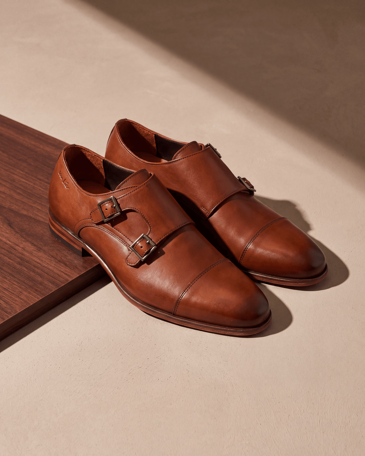 Cognac gladleren Rhodes gespschoen – het paar op hout en pleisterwerk
