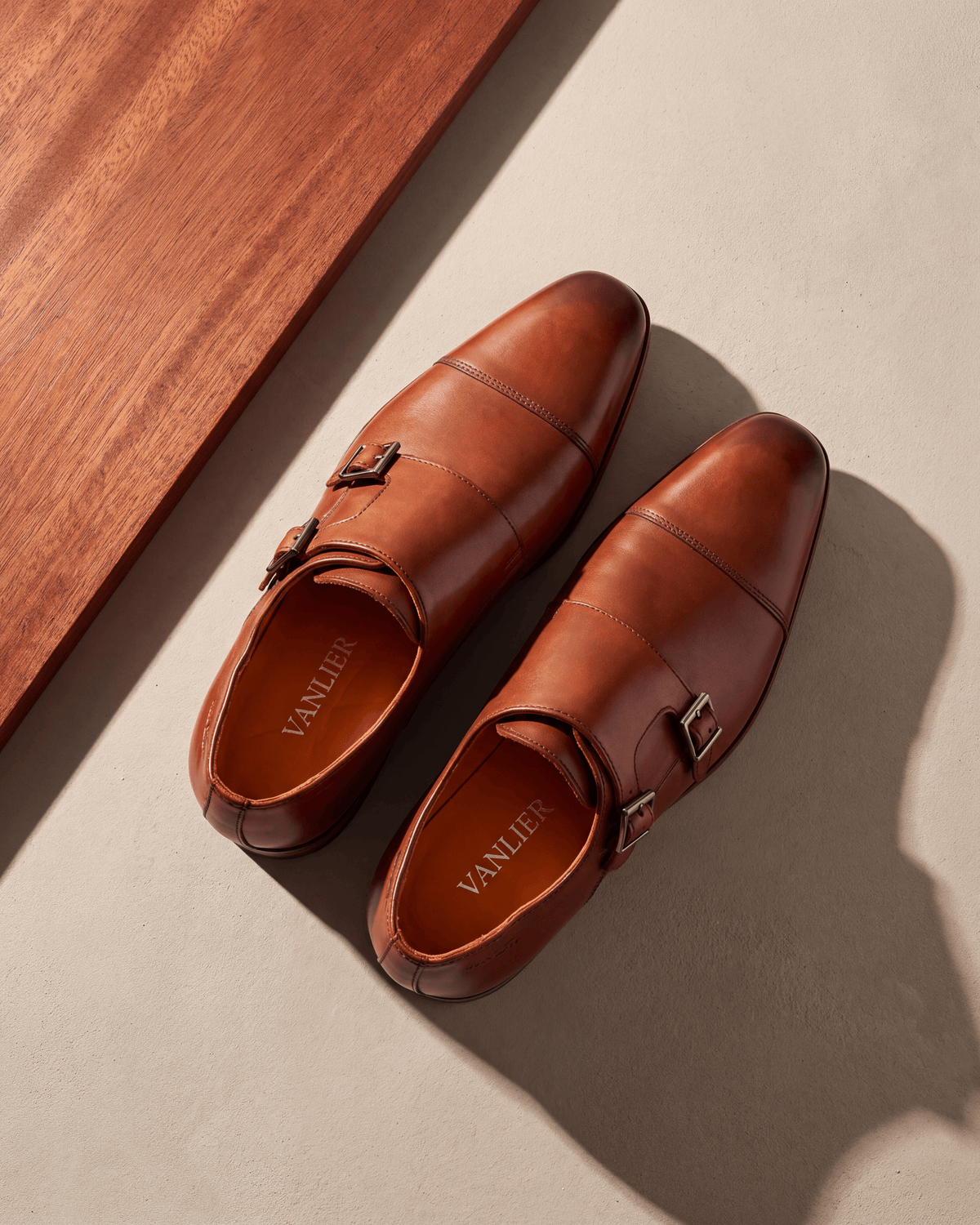 Cognac gladleren Rhodes gespschoen – het paar op hout en pleisterwerk