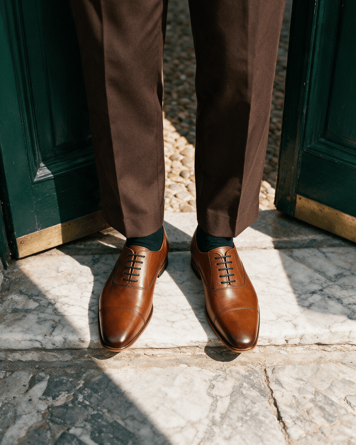 Cognac gladleren Rhodes veterschoen – gedragen, op een drempel, van boven gezien