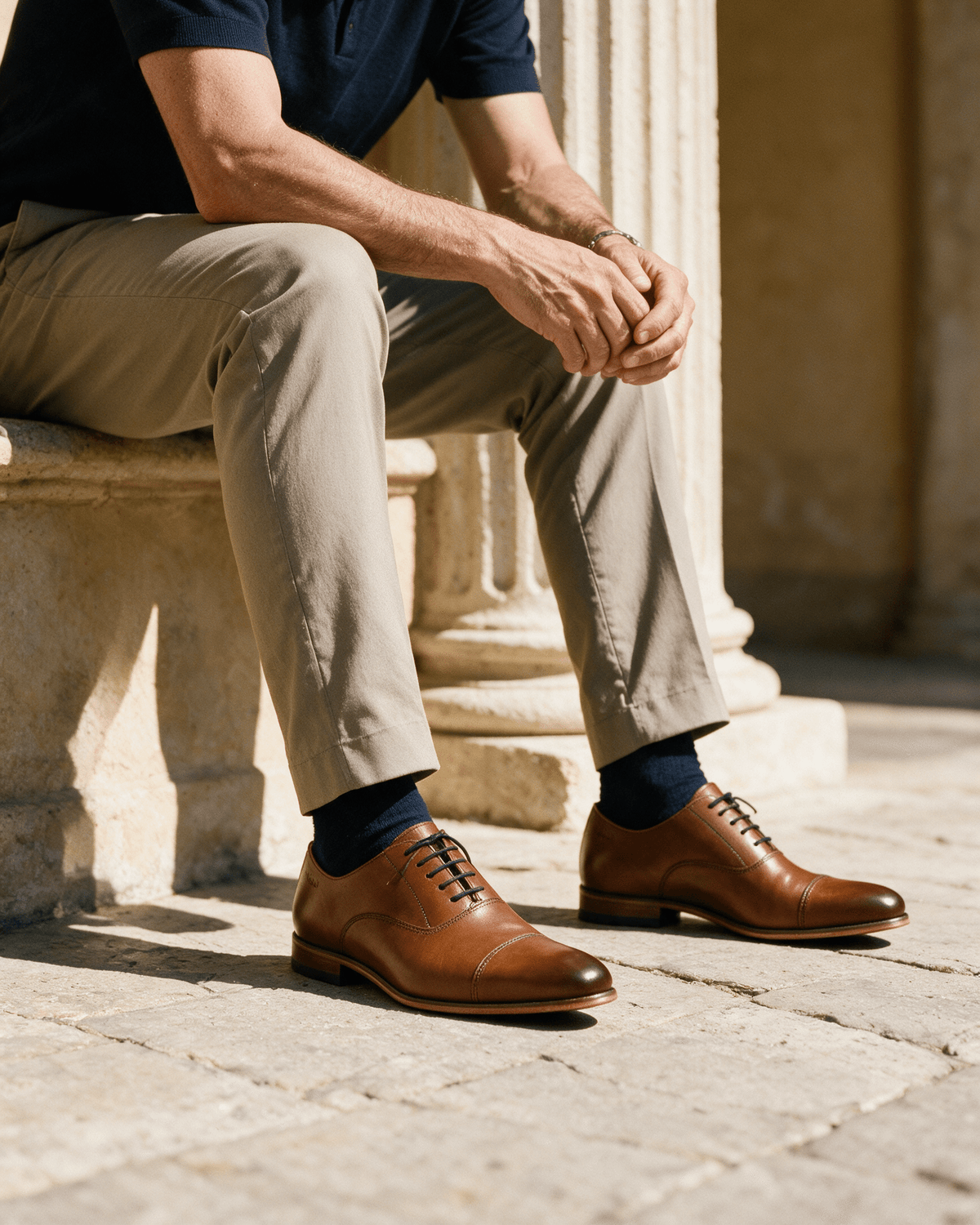 Cognac gladleren Rhodes veterschoen – gedragen, zittend op een sokkel