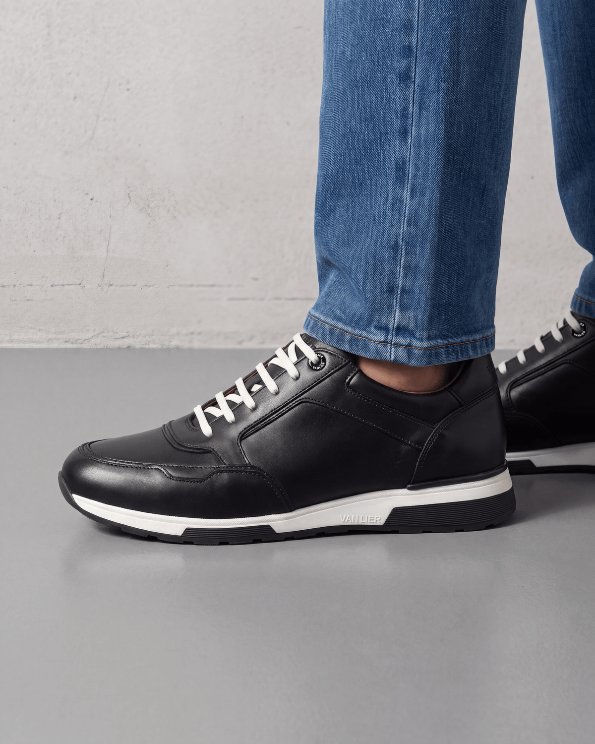 Zwart gladleren Positano sneaker – gedragen tijdens het lopen, detail