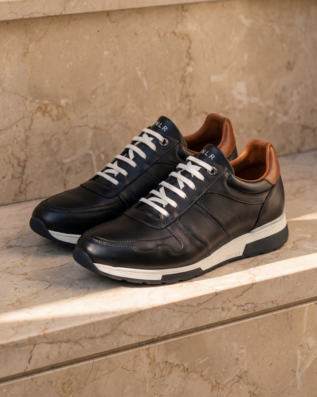 Donker Blauw gladleren Positano sneaker – close-up van het paar op marmer