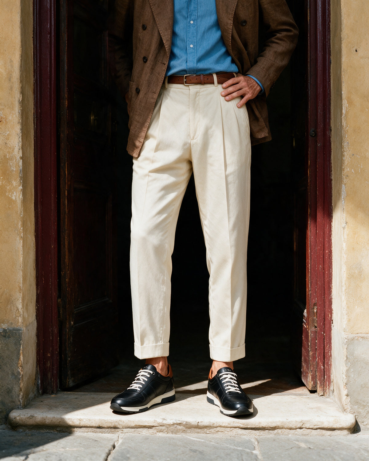 Donker Blauw gladleren Positano sneaker – lifestyle in een deuropening in de zon