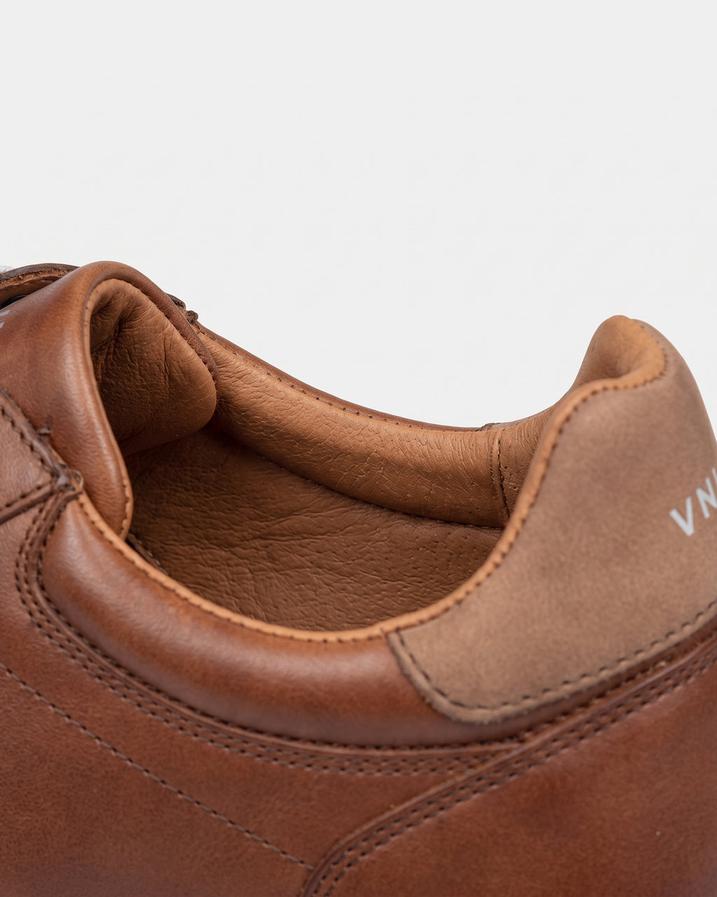 Cognac gladleren Positano sneaker – macro-detail van het leer