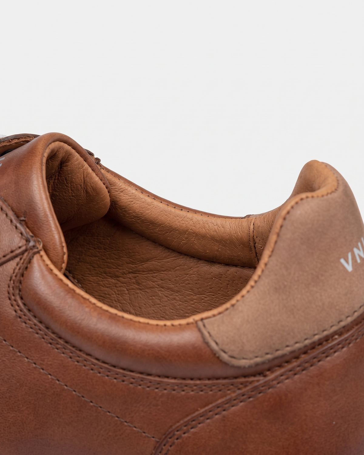 Cognac gladleren Positano sneaker – macro-detail van het leer