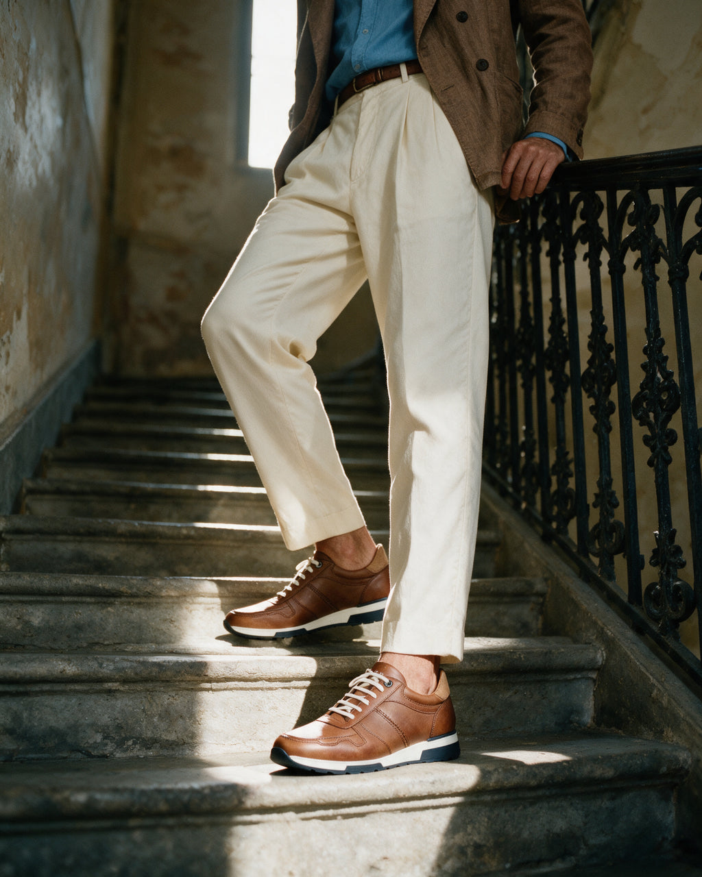Cognac gladleren Positano sneaker – gedragen, pauze op de trap