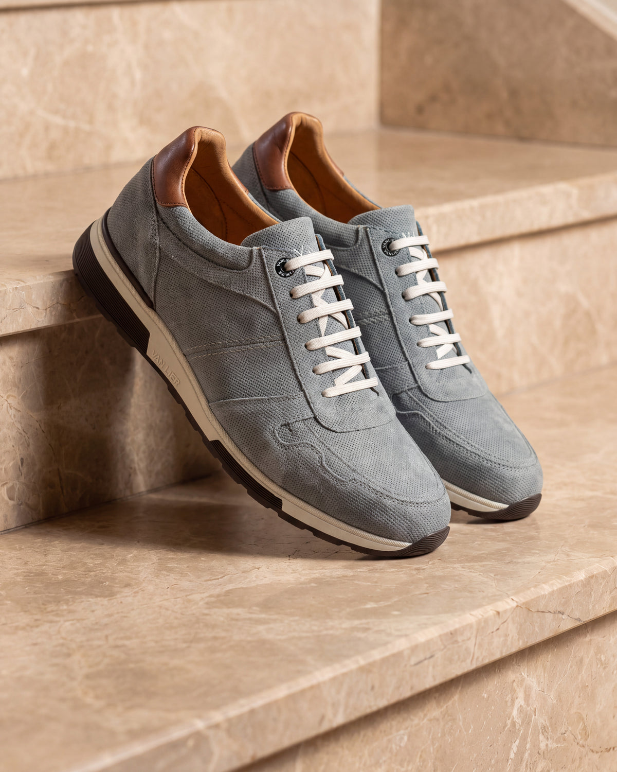 Grijs blauw suède Positano sneaker – detail van het paar op marmer