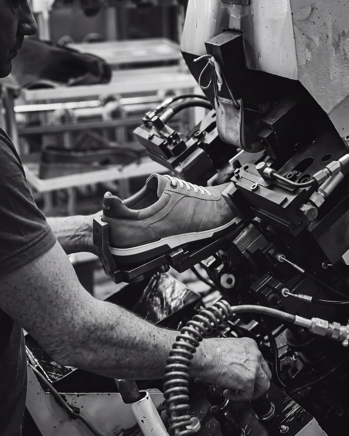 Grijs blauw suède Positano sneaker – vakmanschap in beeld
