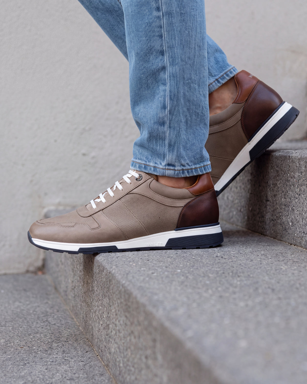 Taupe nubuck Positano sneaker – close-up van het paar op beton