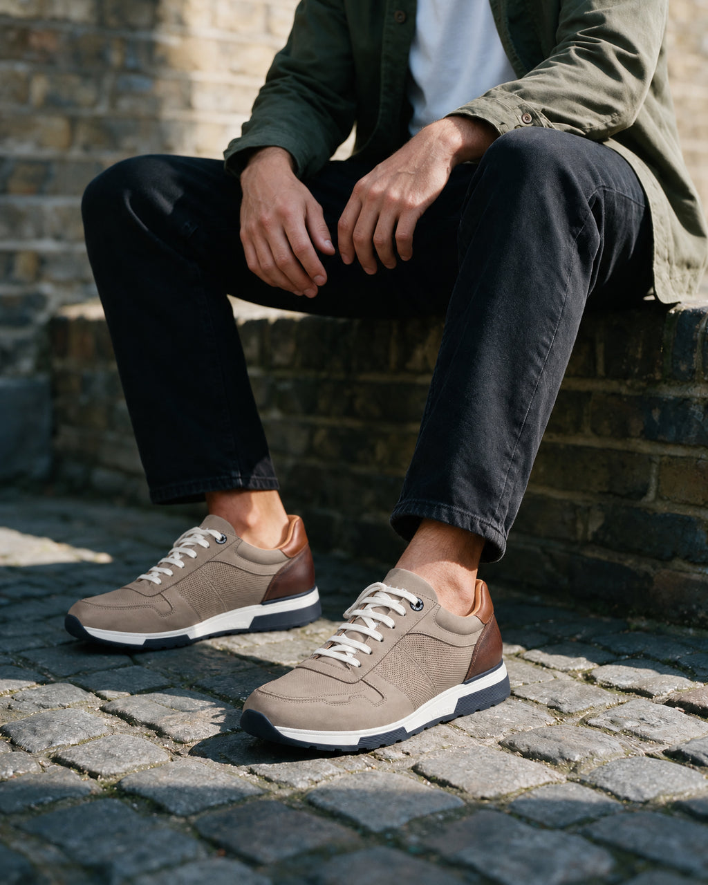 Taupe nubuck Positano sneaker – gedragen, gezeten op een trap