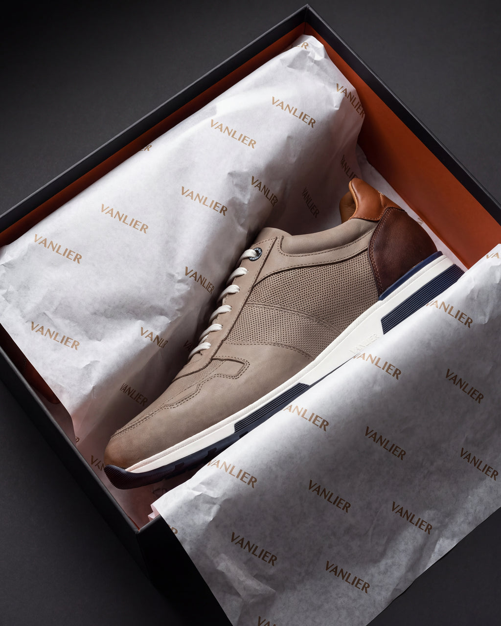 Taupe nubuck Positano sneaker – in de doos met vloeipapier