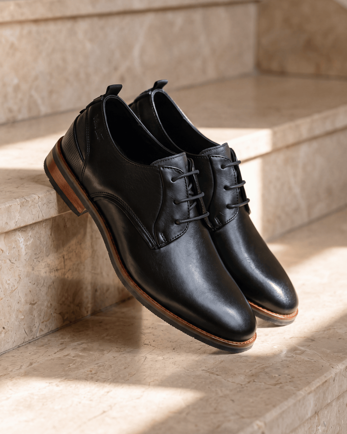 Zwart gladleren Amalfi veterschoen – close-up op warm marmer