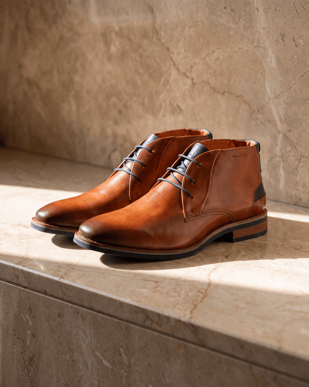 Cognac gladleren Amalfi halfhoge veterschoen – het paar op warm marmer