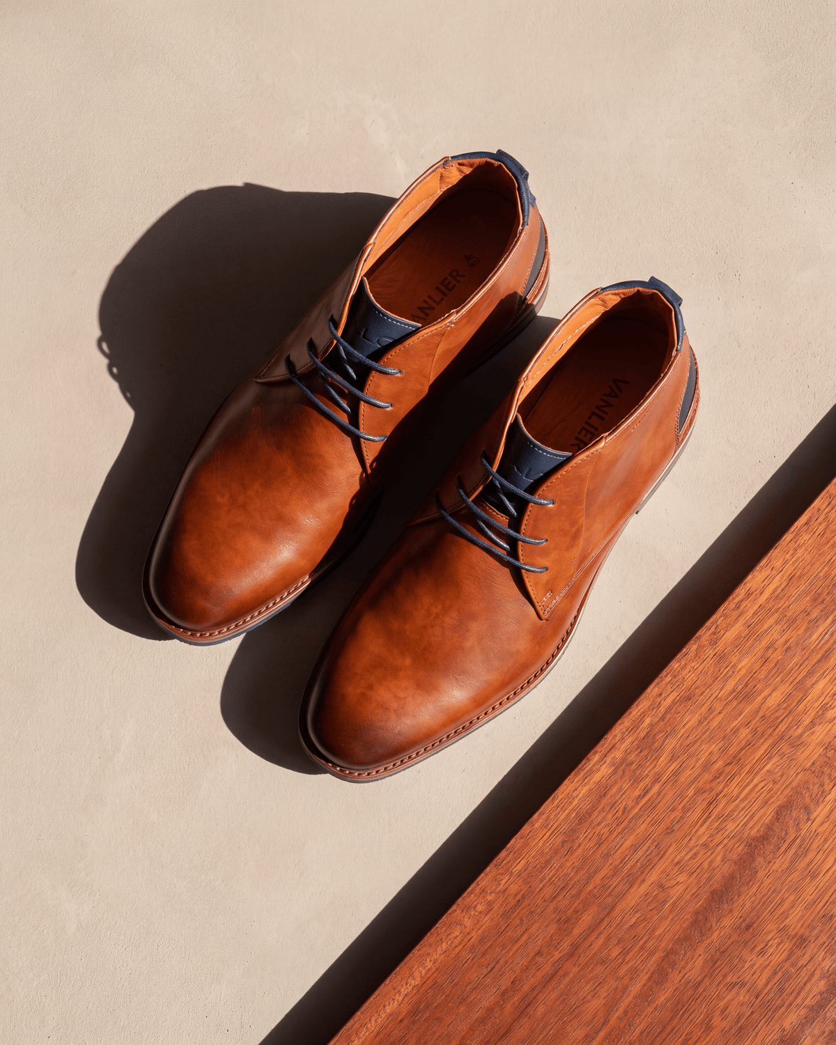 Cognac gladleren Amalfi halfhoge veterschoen – het paar op hout en pleisterwerk
