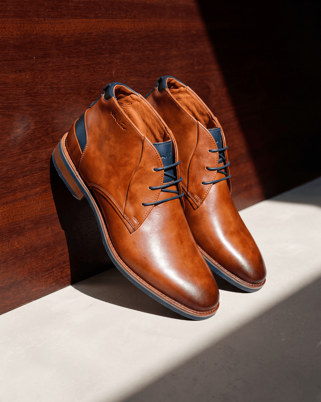 Cognac gladleren Amalfi halfhoge veterschoen – detail op hout en pleisterwerk