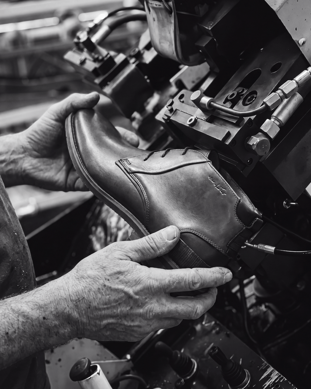 Cognac gladleren Amalfi halfhoge veterschoen – vakmanschap in de fabriek