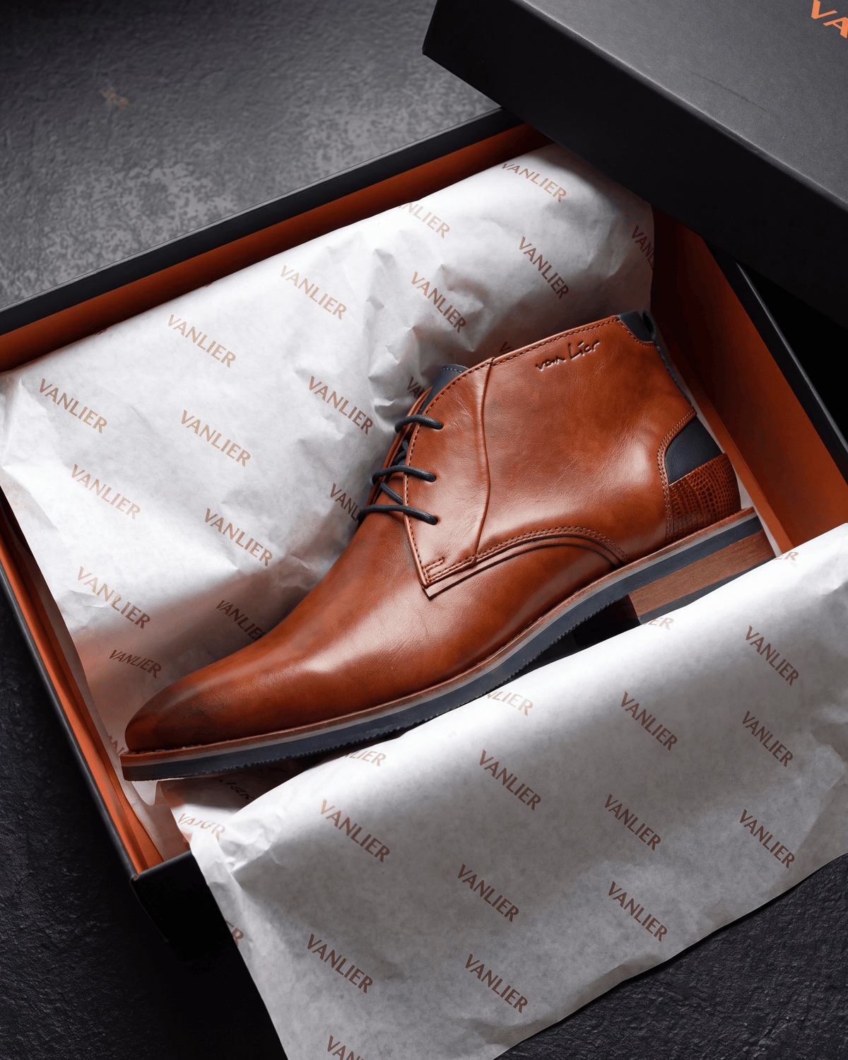 Cognac gladleren Amalfi halfhoge veterschoen – in de open schoenendoos