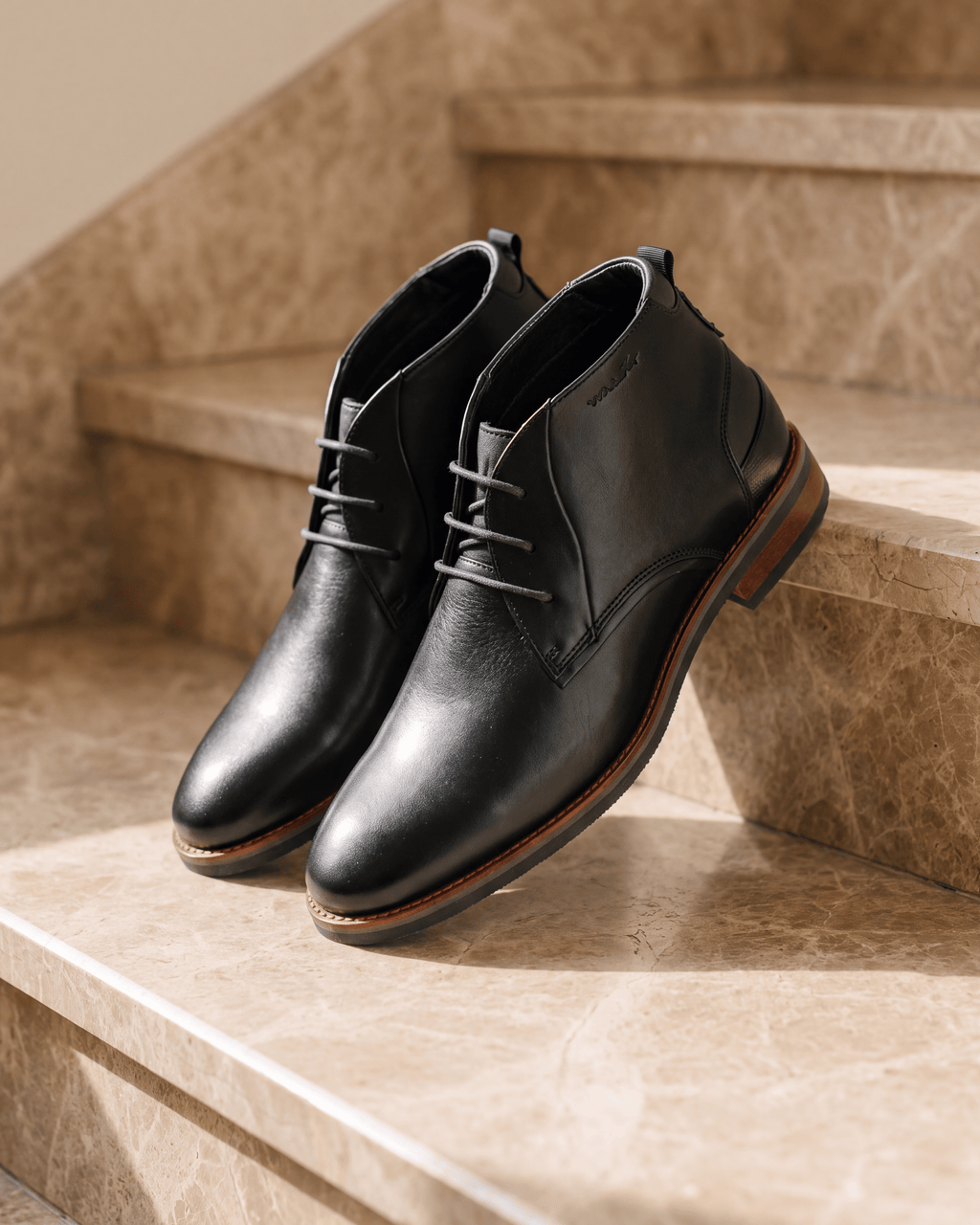 Zwart gladleren Amalfi halfhoge veterschoen – het paar op warm marmer