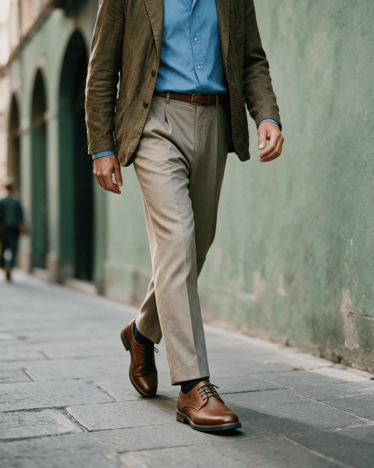 Licht cognac gladleren Amalfi veterschoen – gedragen, lopend richting de camera