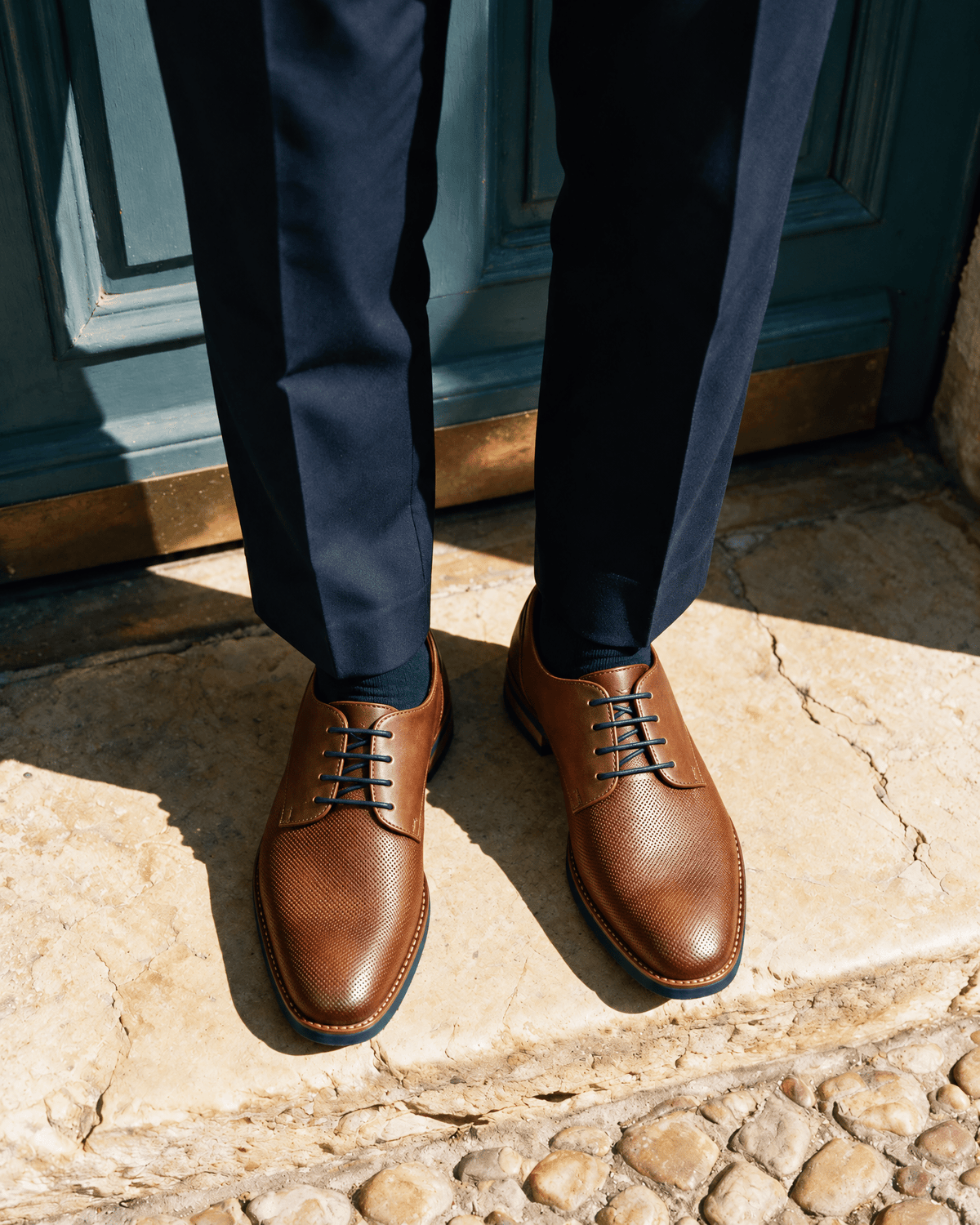 Licht cognac gladleren Amalfi veterschoen – gedragen, gezien van boven bij een drempel