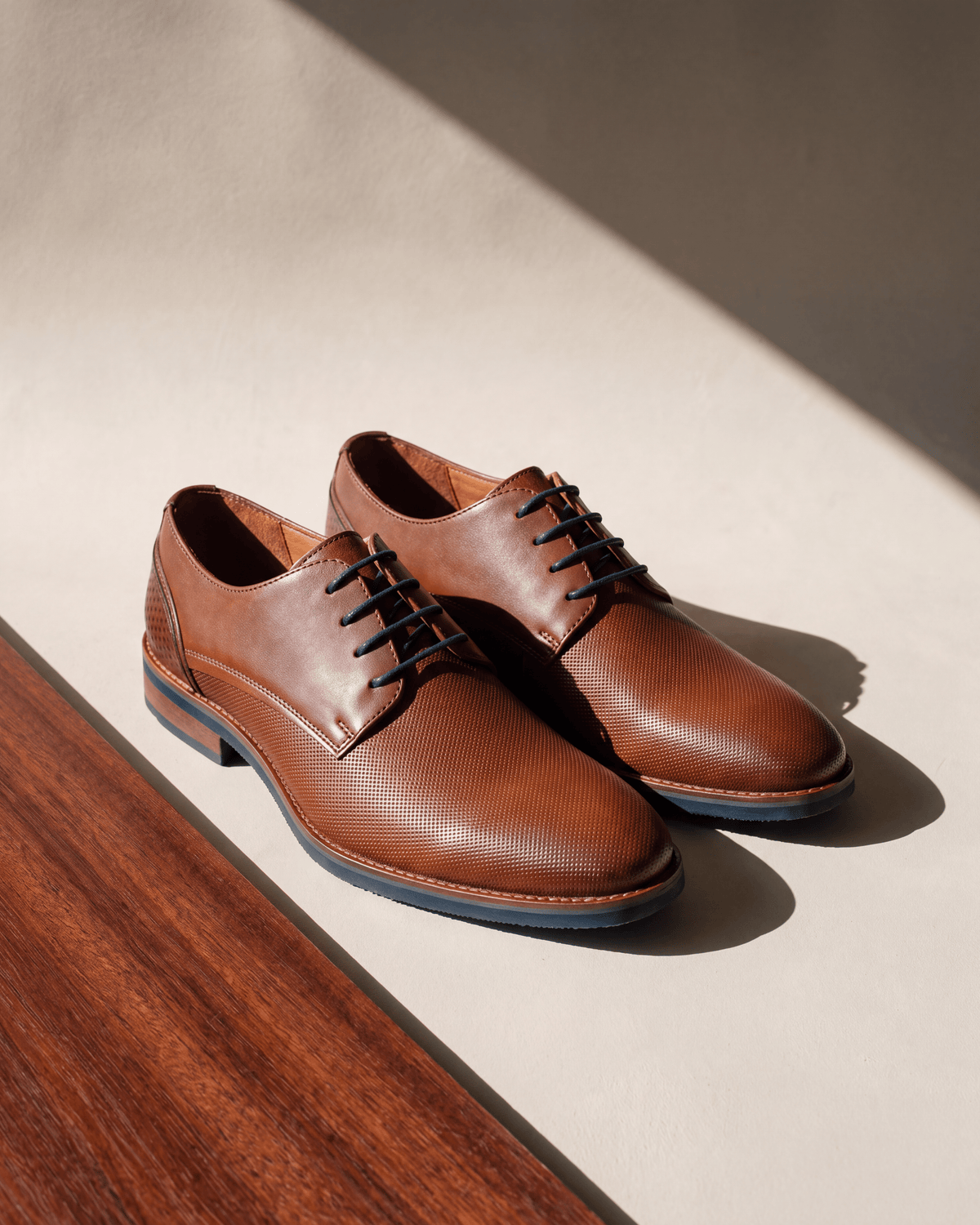 Licht cognac gladleren Amalfi veterschoen – het paar op hout en pleisterwerk
