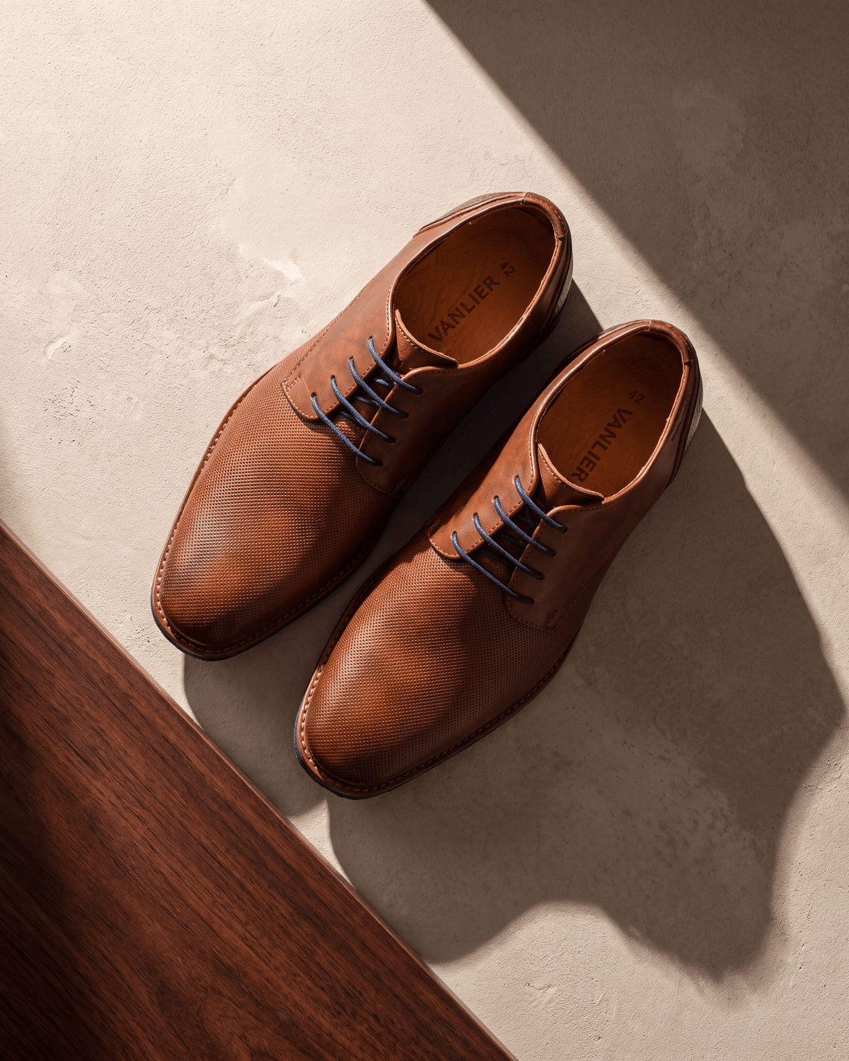 Licht cognac gladleren Amalfi veterschoen – detail op hout en pleisterwerk