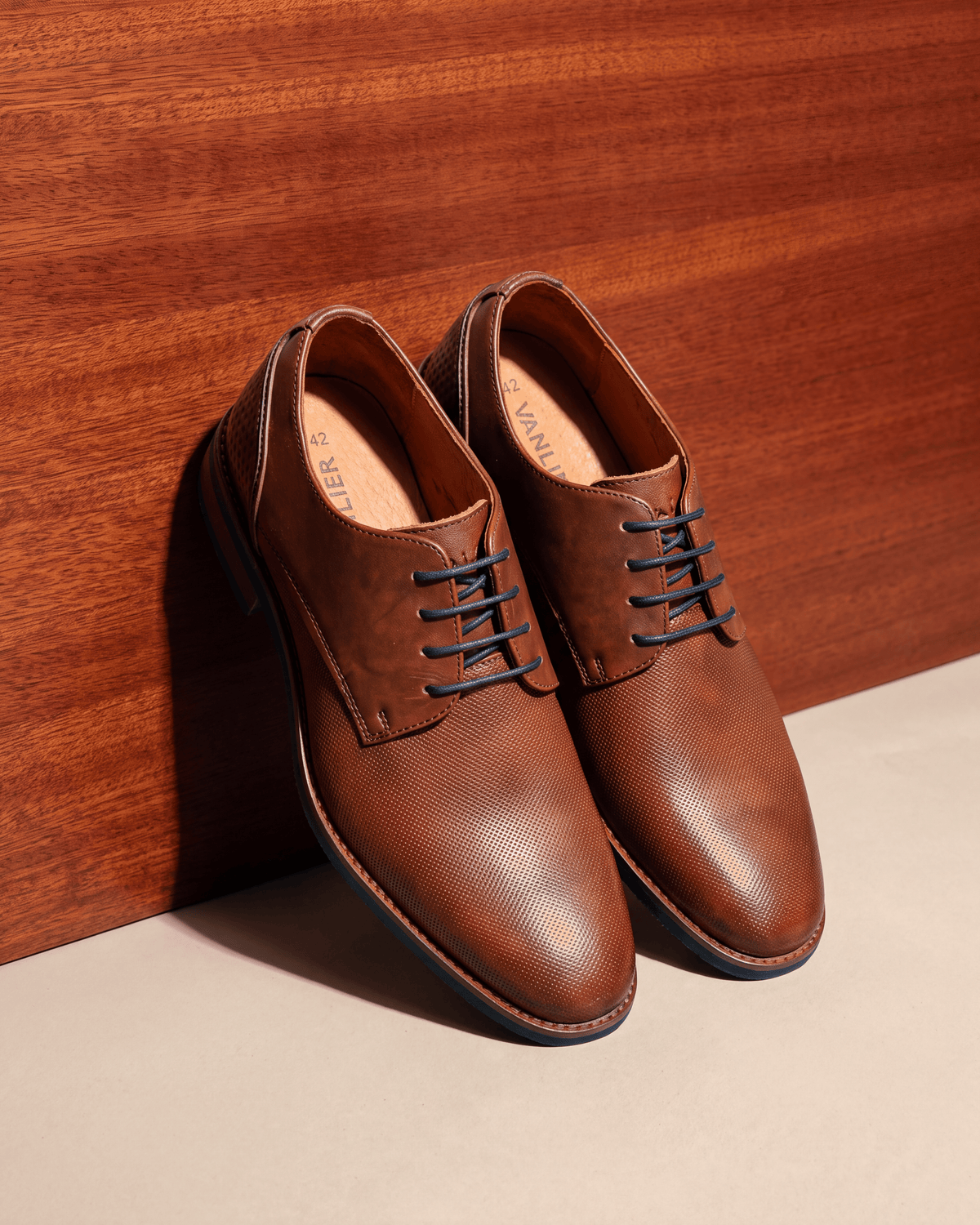Licht cognac gladleren Amalfi veterschoen – close-up op hout en pleisterwerk