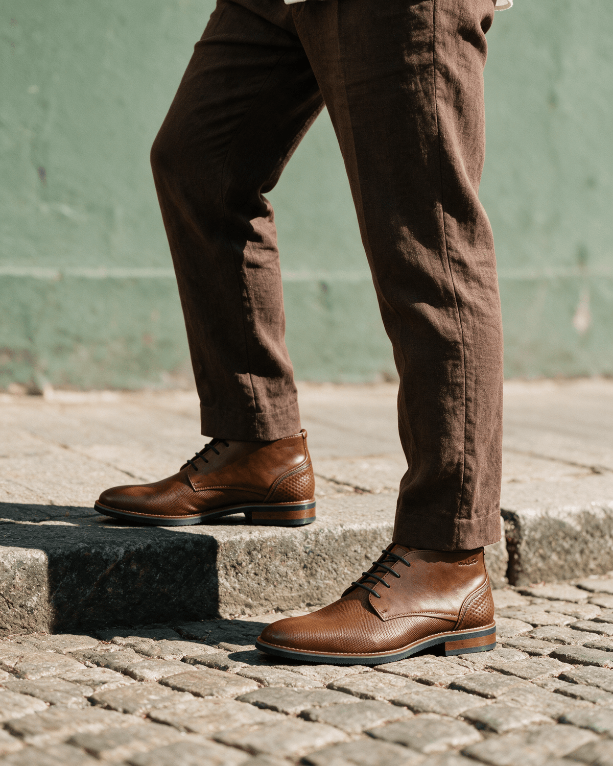 Licht cognac gladleren Amalfi halfhoge veterschoen – gedragen, enkelhoog bij een stoeprand