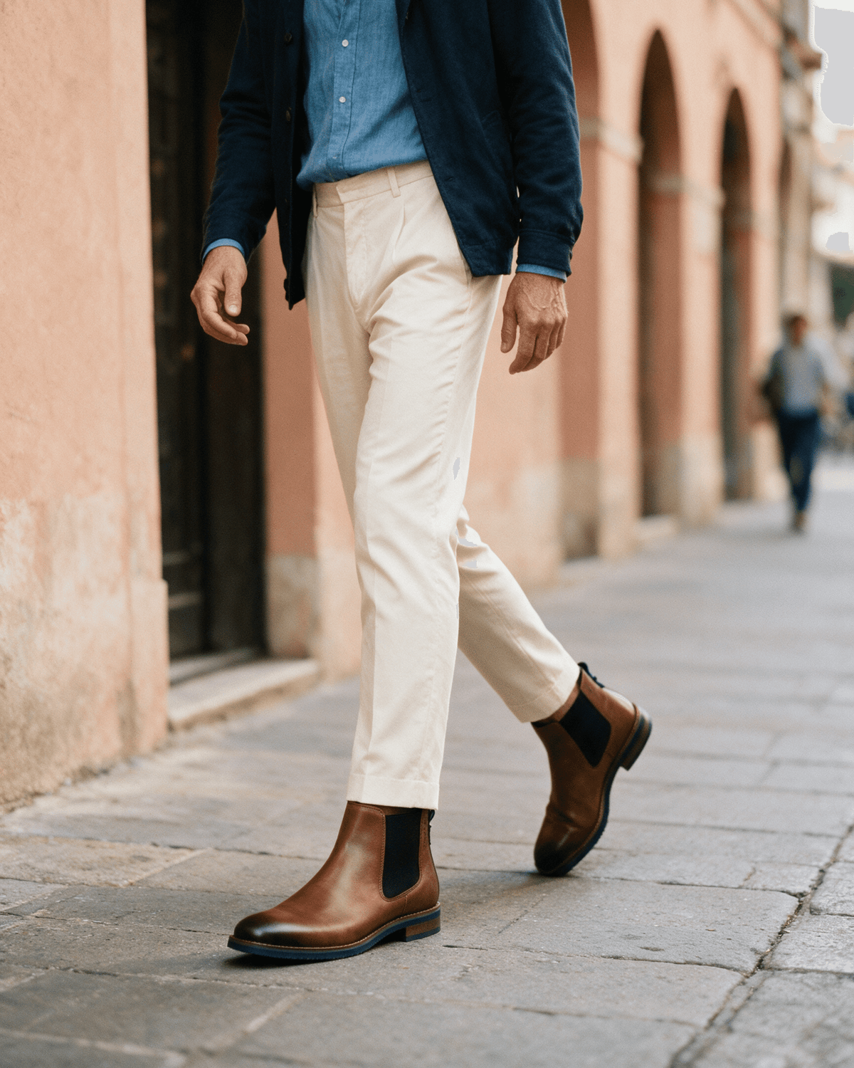 Cognac gladleren Amalfi chelsea boot – gedragen, lopend richting de camera
