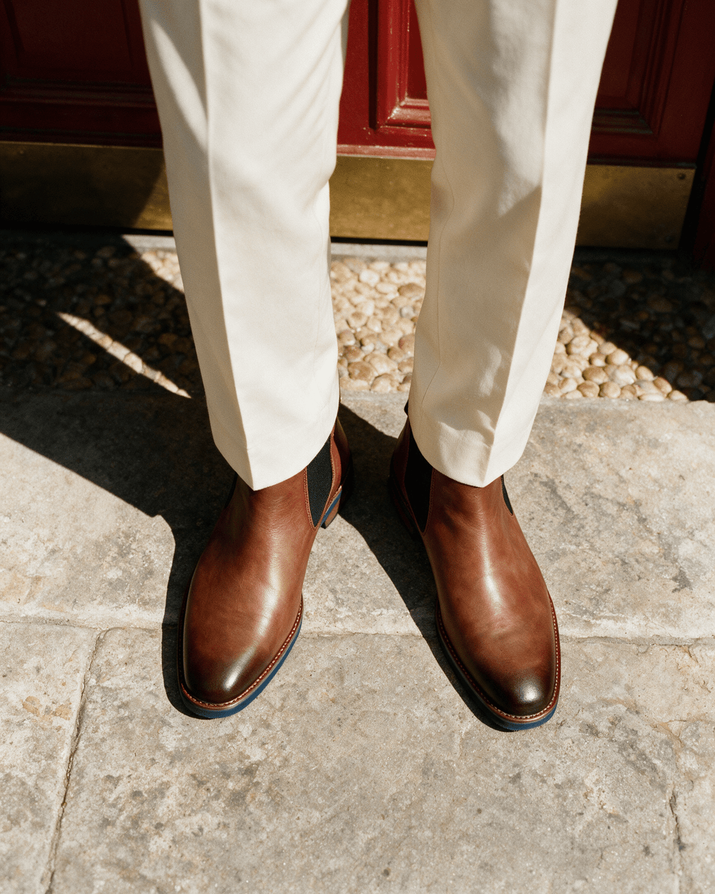 Cognac gladleren Amalfi chelsea boot – gedragen, bovenaanzicht op een drempel