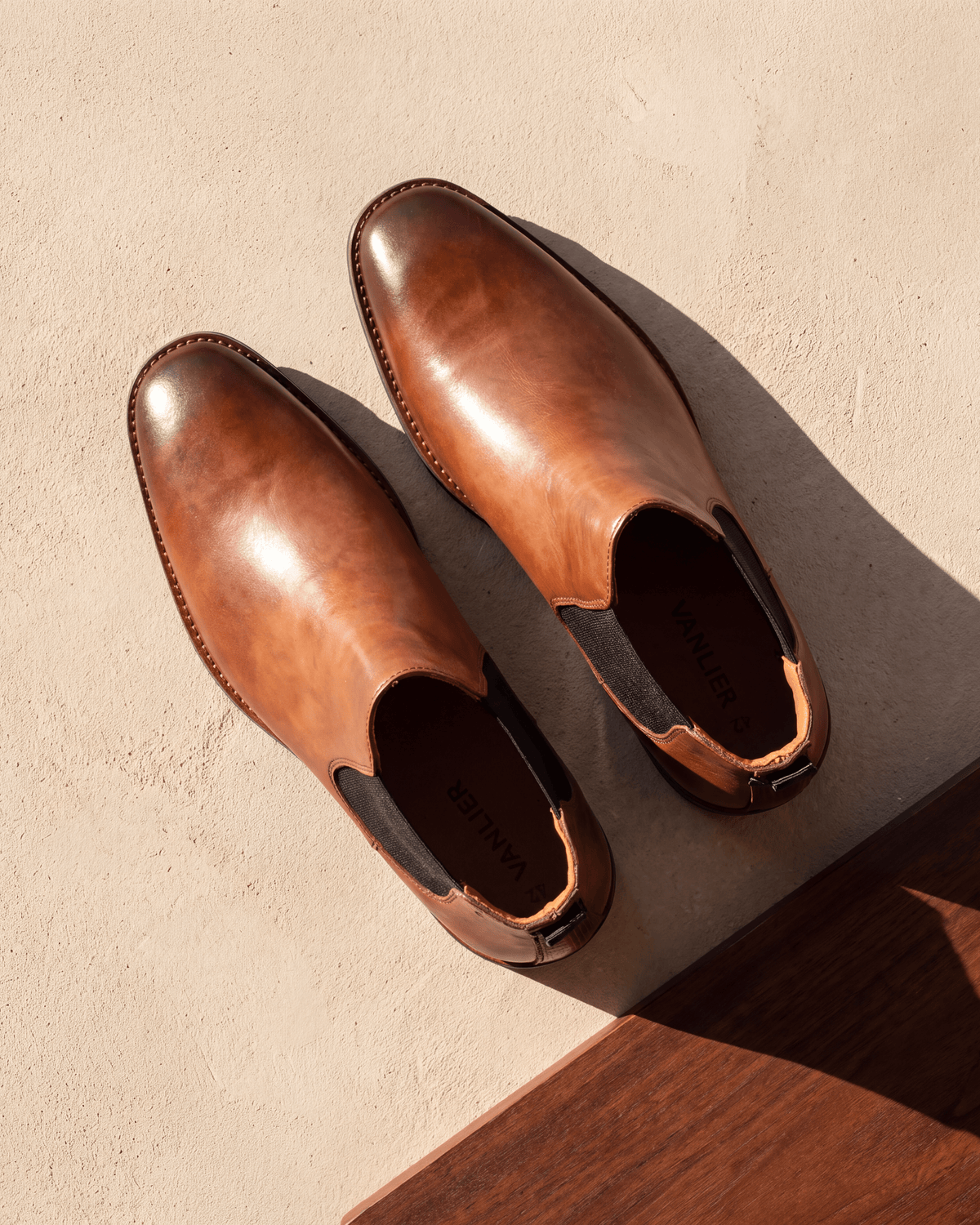 Cognac gladleren Amalfi chelsea boot – stilleven op hout en pleisterwerk