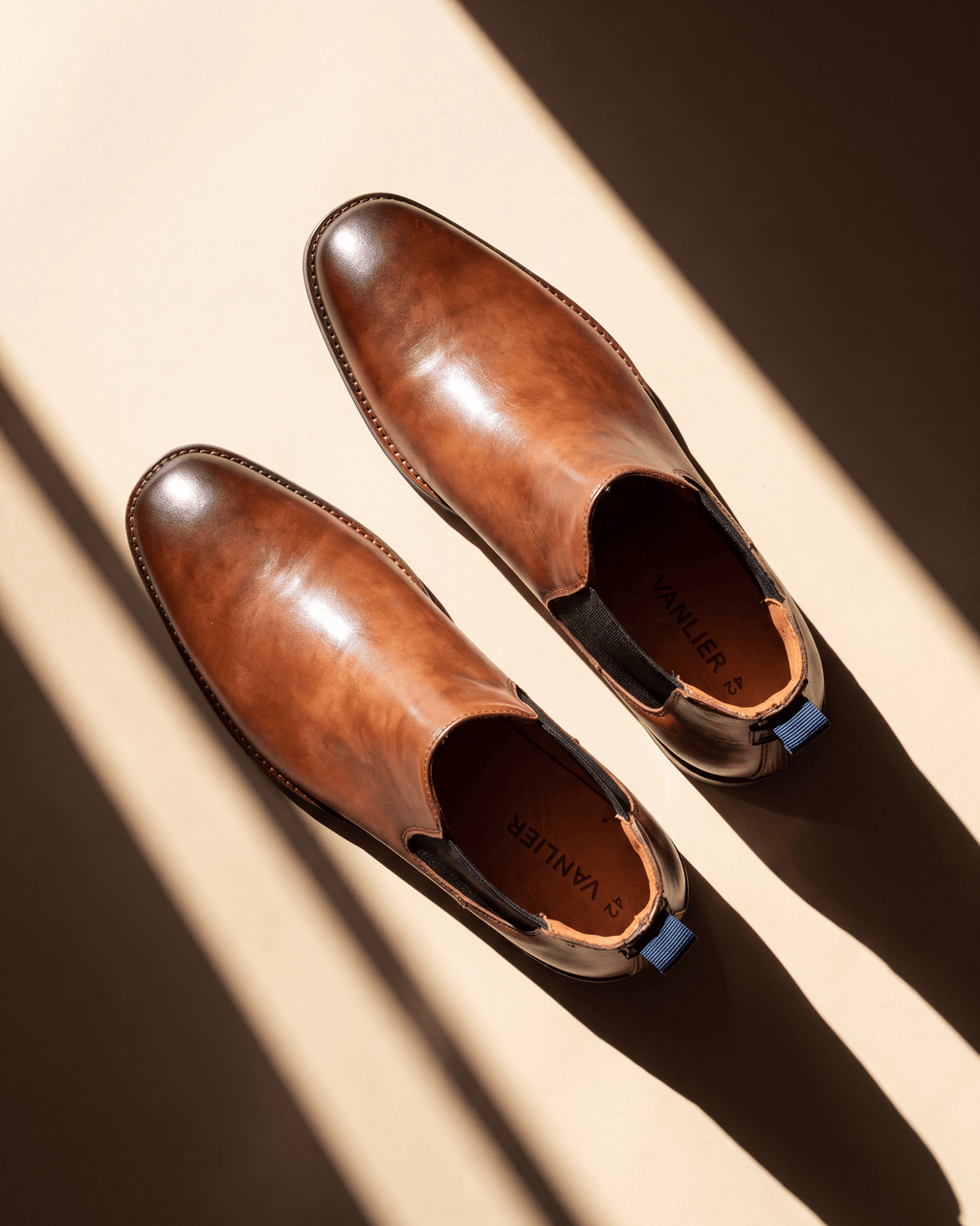 Cognac gladleren Amalfi chelsea boot – stilleven met schaduw van een raam