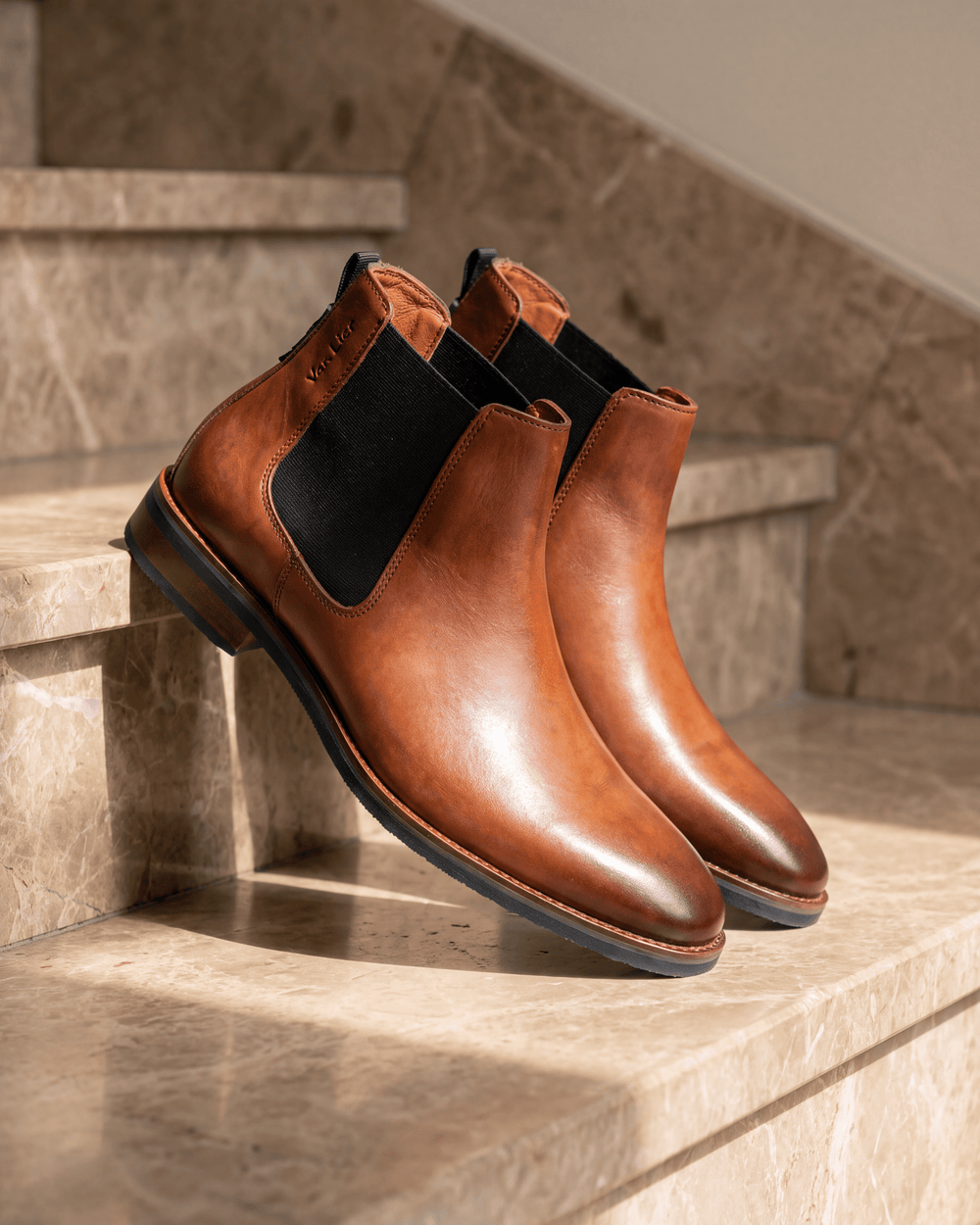 Cognac gladleren Amalfi chelsea boot – tweede stilleven op warm marmer
