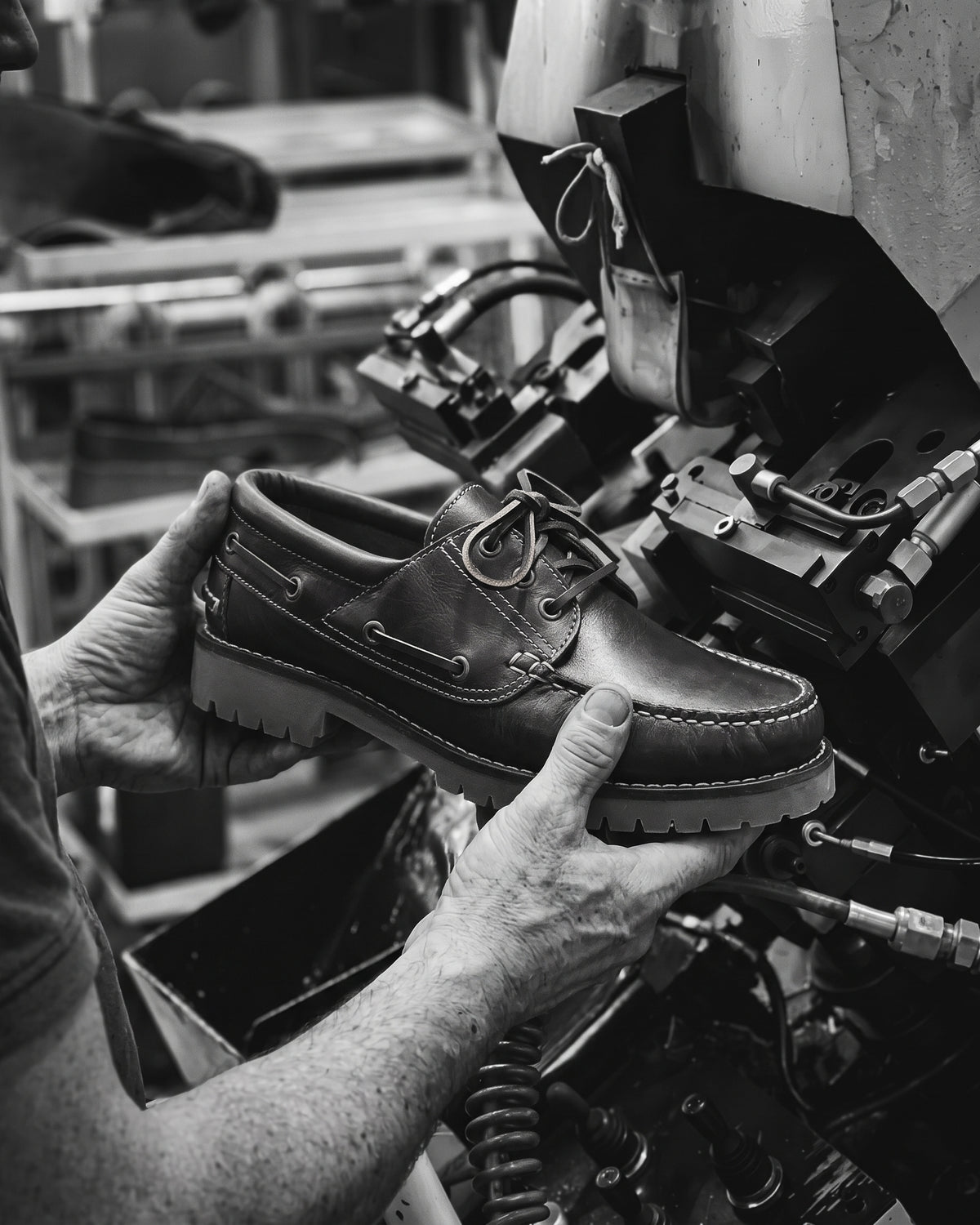 Bruin gladleren Baylands boot – zwart-wit foto van het ambachtelijke productieproces