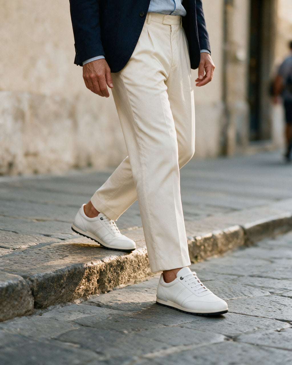 Wit gladleren Anzano sneaker – gedragen bij het afstappen van het verhoogde trottoir