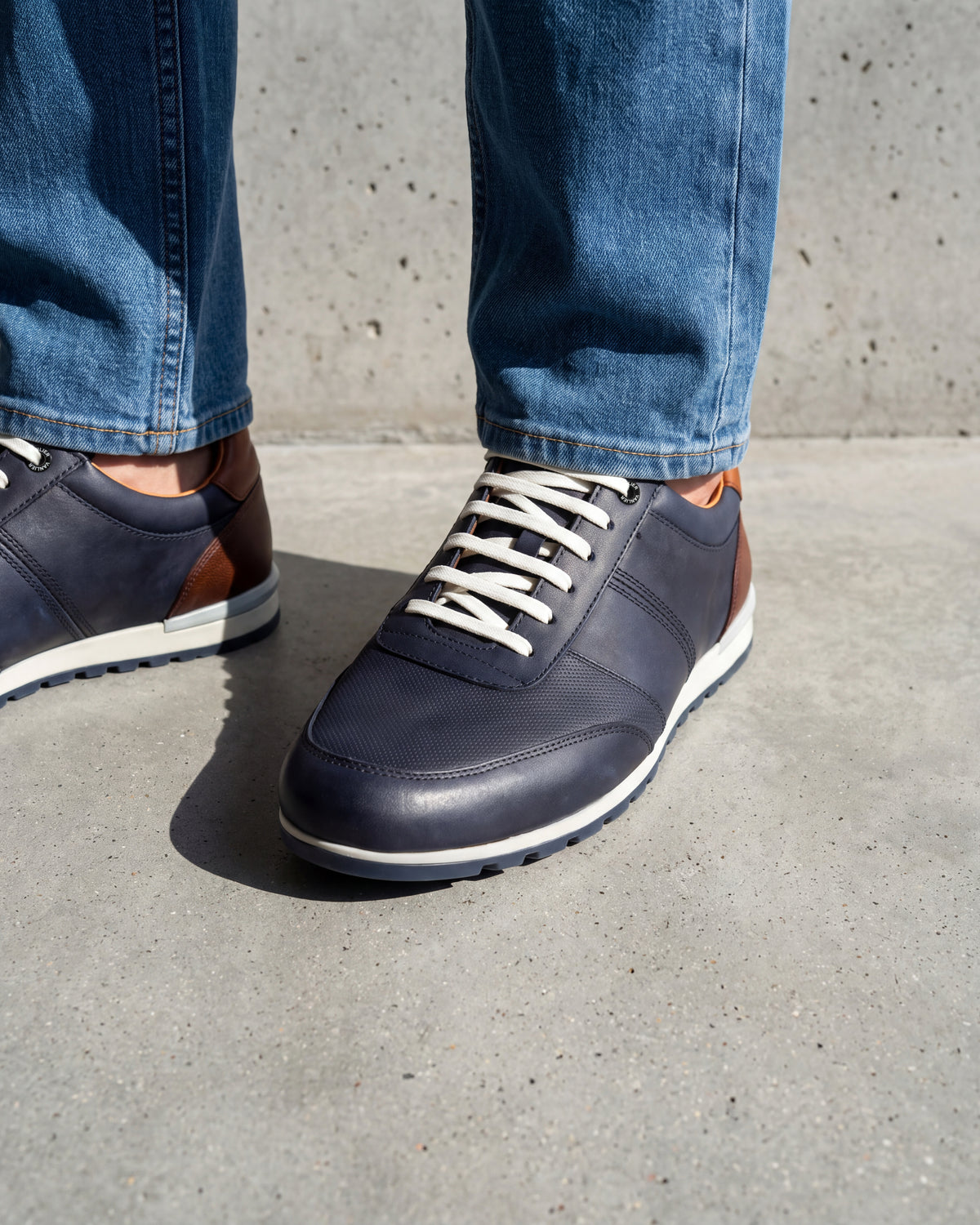 Navy blauw nubuck Anzano sneaker – close-up van het paar op een betonnen vloer
