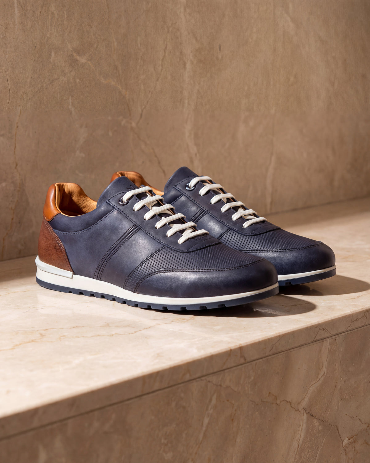 Navy blauw nubuck Anzano sneaker – close-up van het paar op marmer