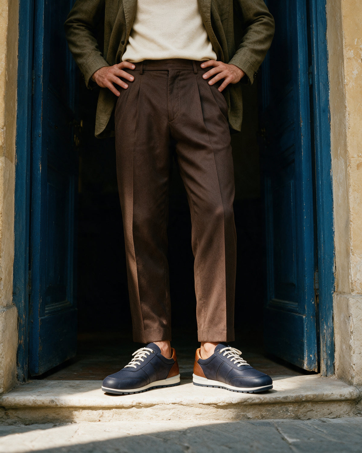 Navy blauw nubuck Anzano sneaker – lifestyle bij een blauwe deuropening