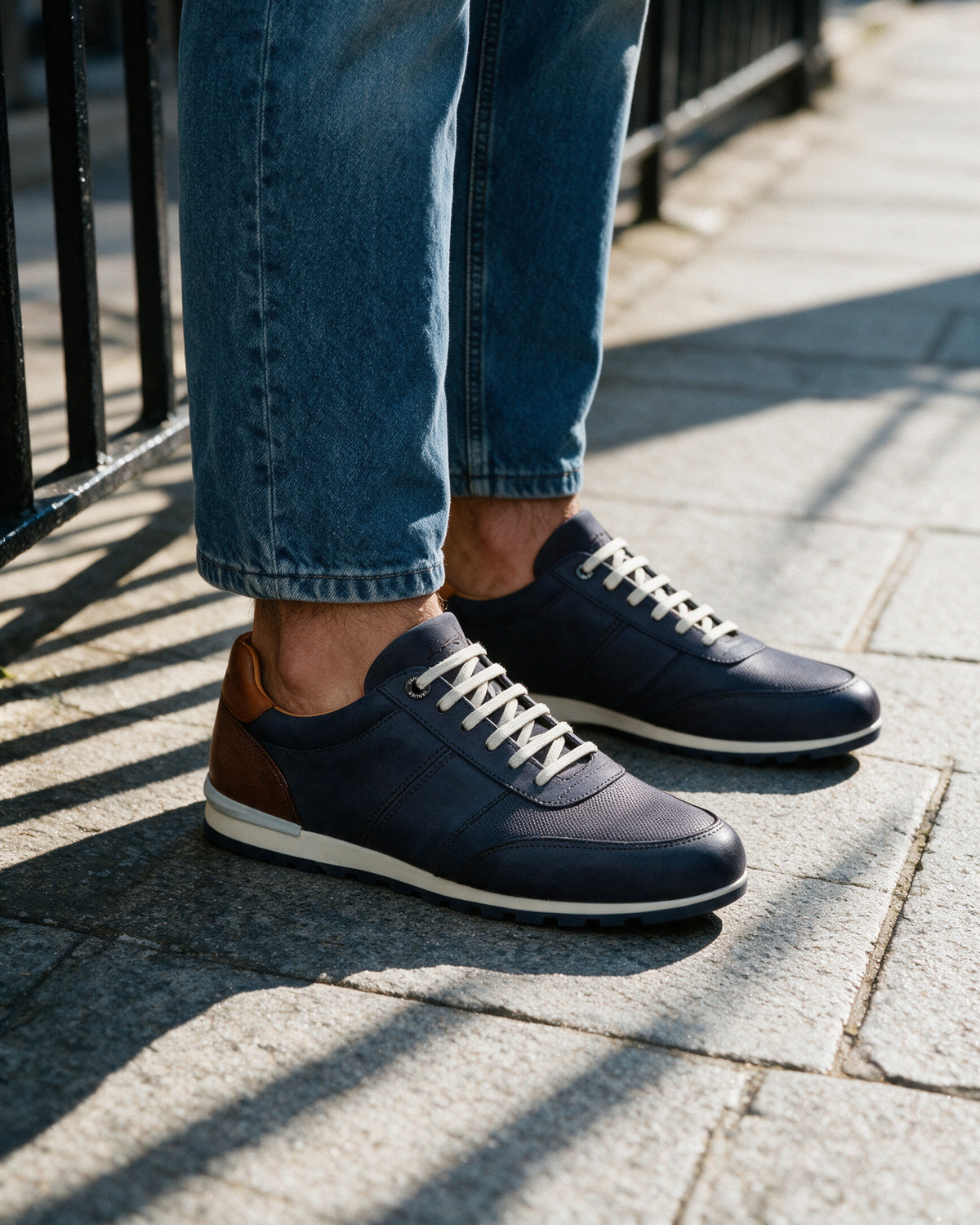 Navy blauw nubuck Anzano sneaker – lifestyle close-up bij de reling