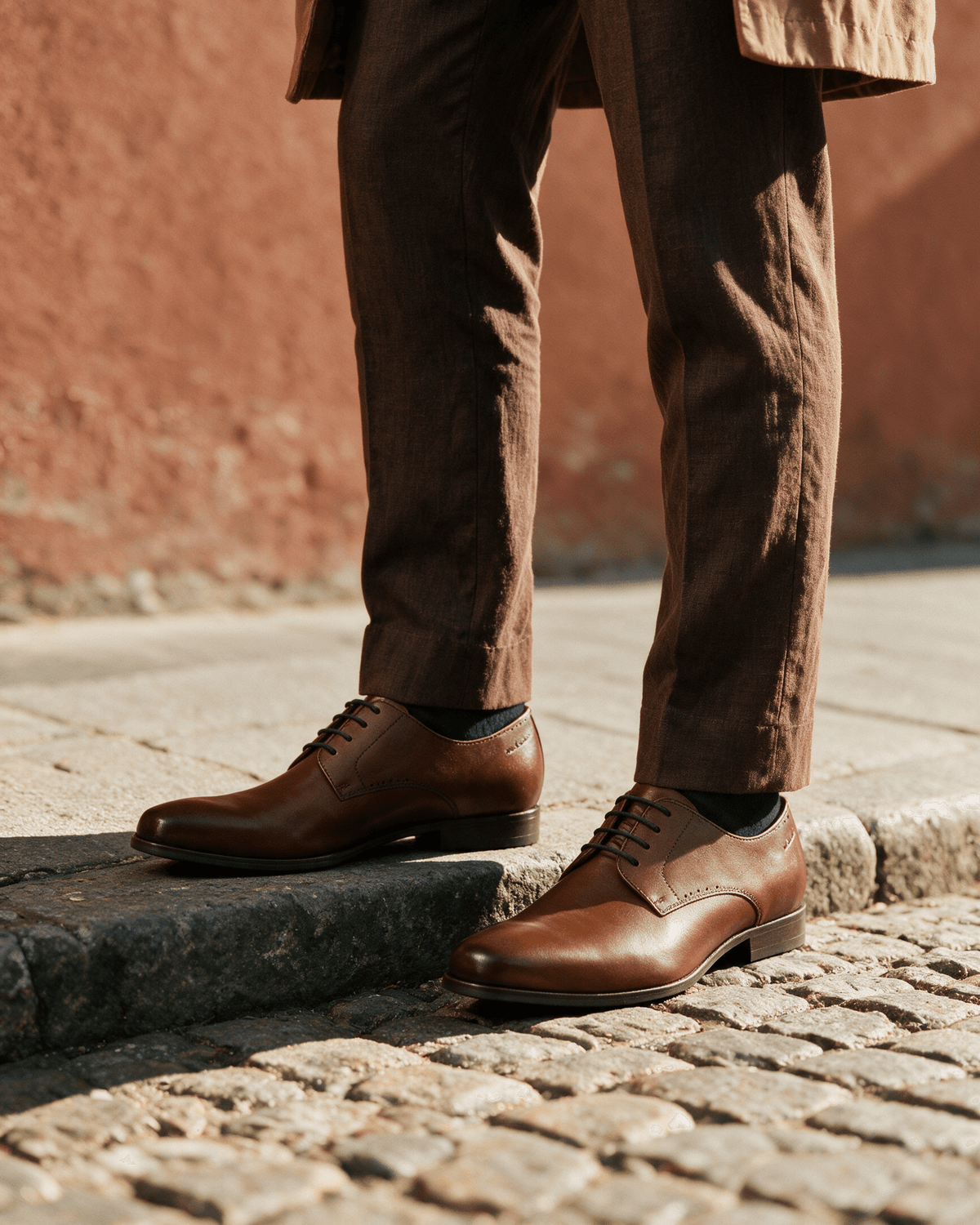 Cognac gladleren Santorini veterschoen – gedragen, de enkelhoogte bij een stoeprand
