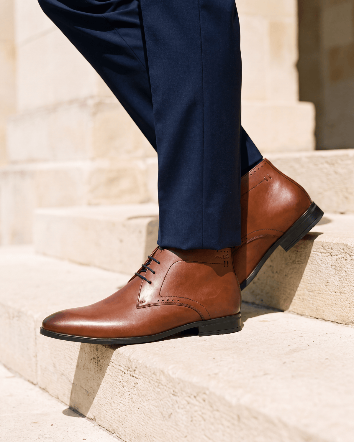 Cognac gladleren Portofino halfhoge veterschoen – het paar op een kalkstenen vloer