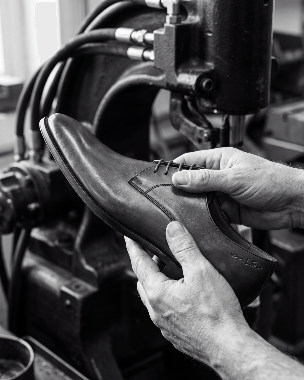 Cognac gladleren Portofino veterschoen – vakmanschap in de fabriek