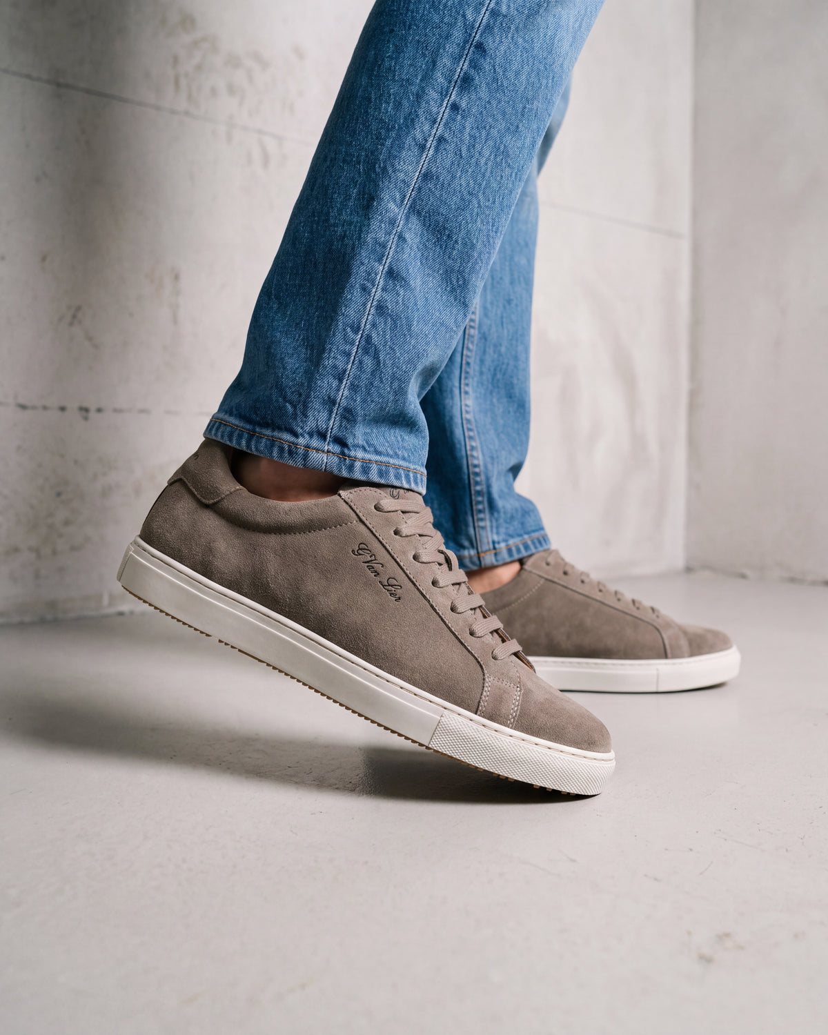 Taupe suède Napoli sneaker – gedragen in een atelier