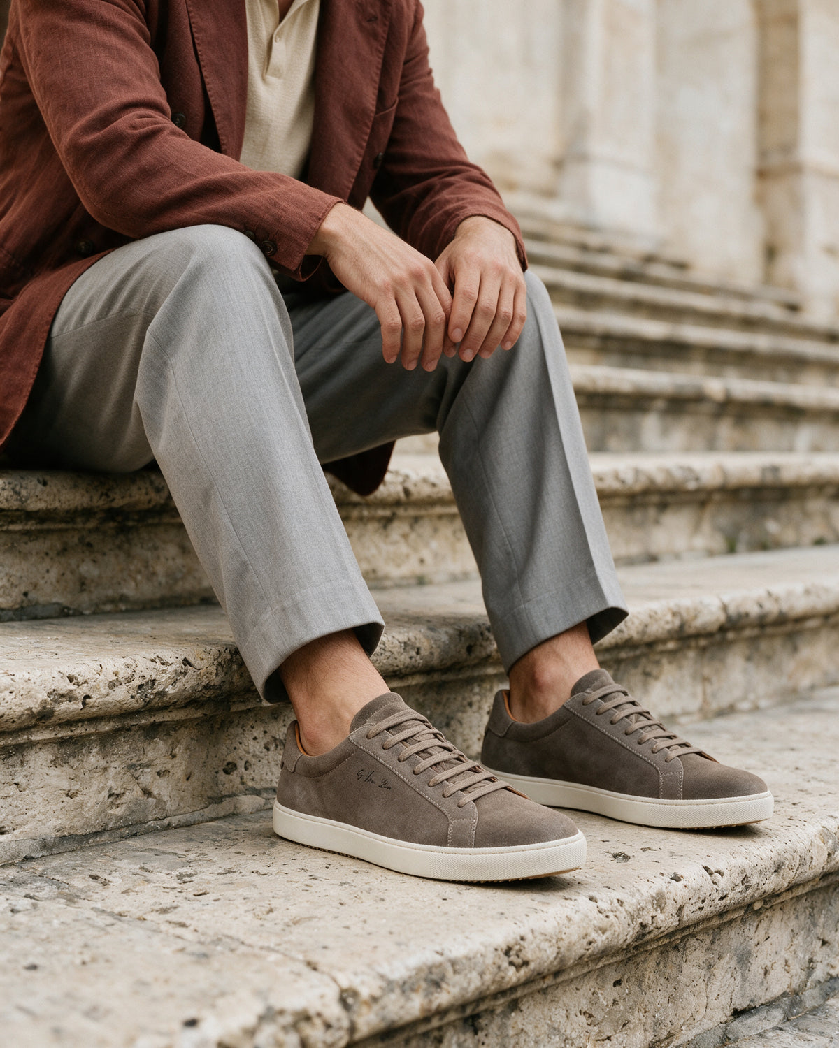 Taupe suède Napoli sneaker – lifestyle gezeten op de trap