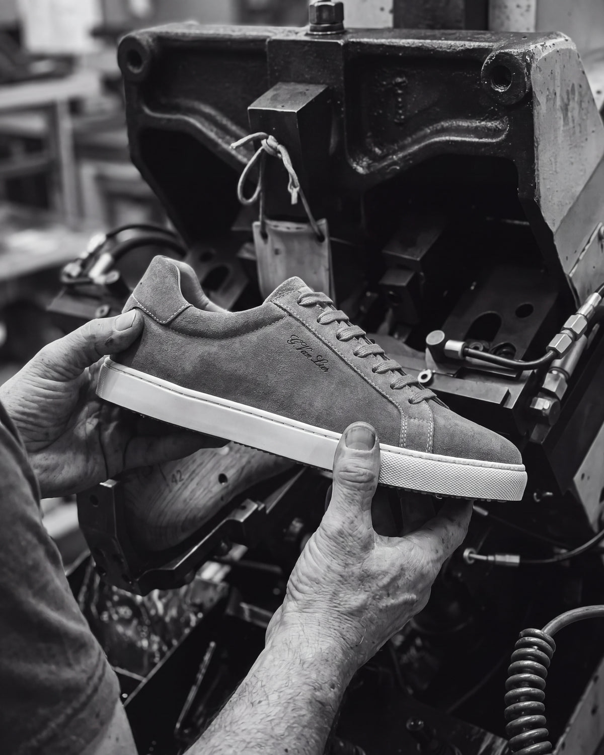 Taupe suède Napoli sneaker – gedragen, vakmanschap in beeld