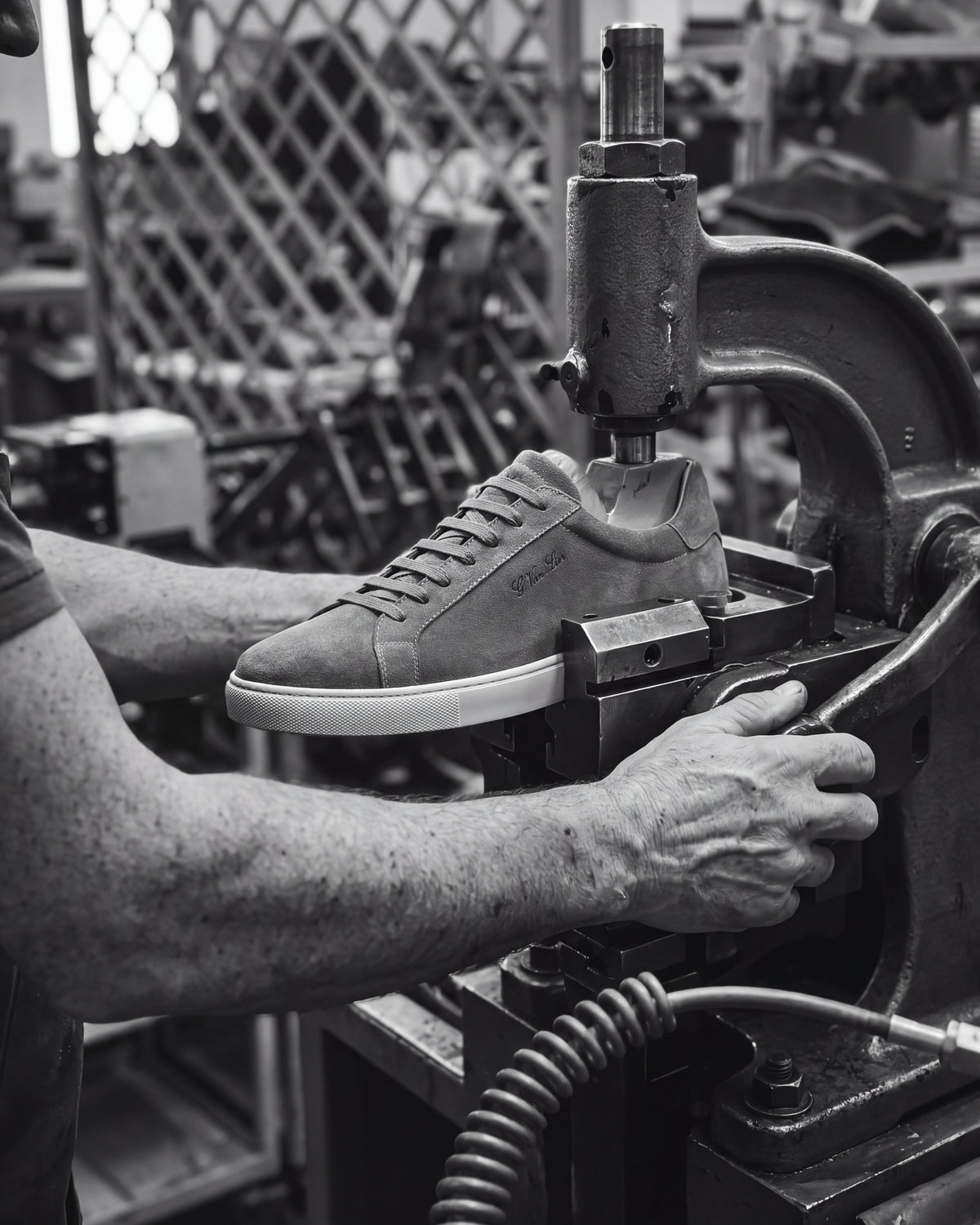 Taupe suède Napoli sneaker – vakmanschap in beeld