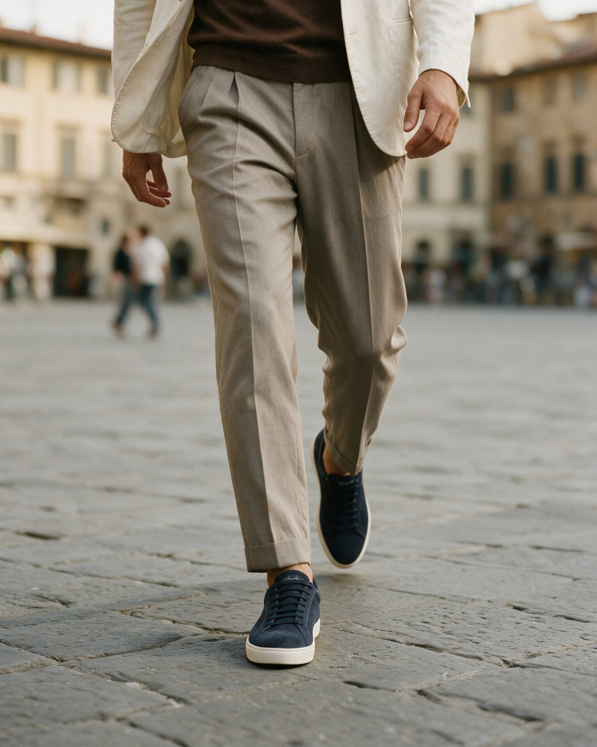 Navy blauw suède Napoli sneaker – lifestyle tijdens het oversteken van het plein