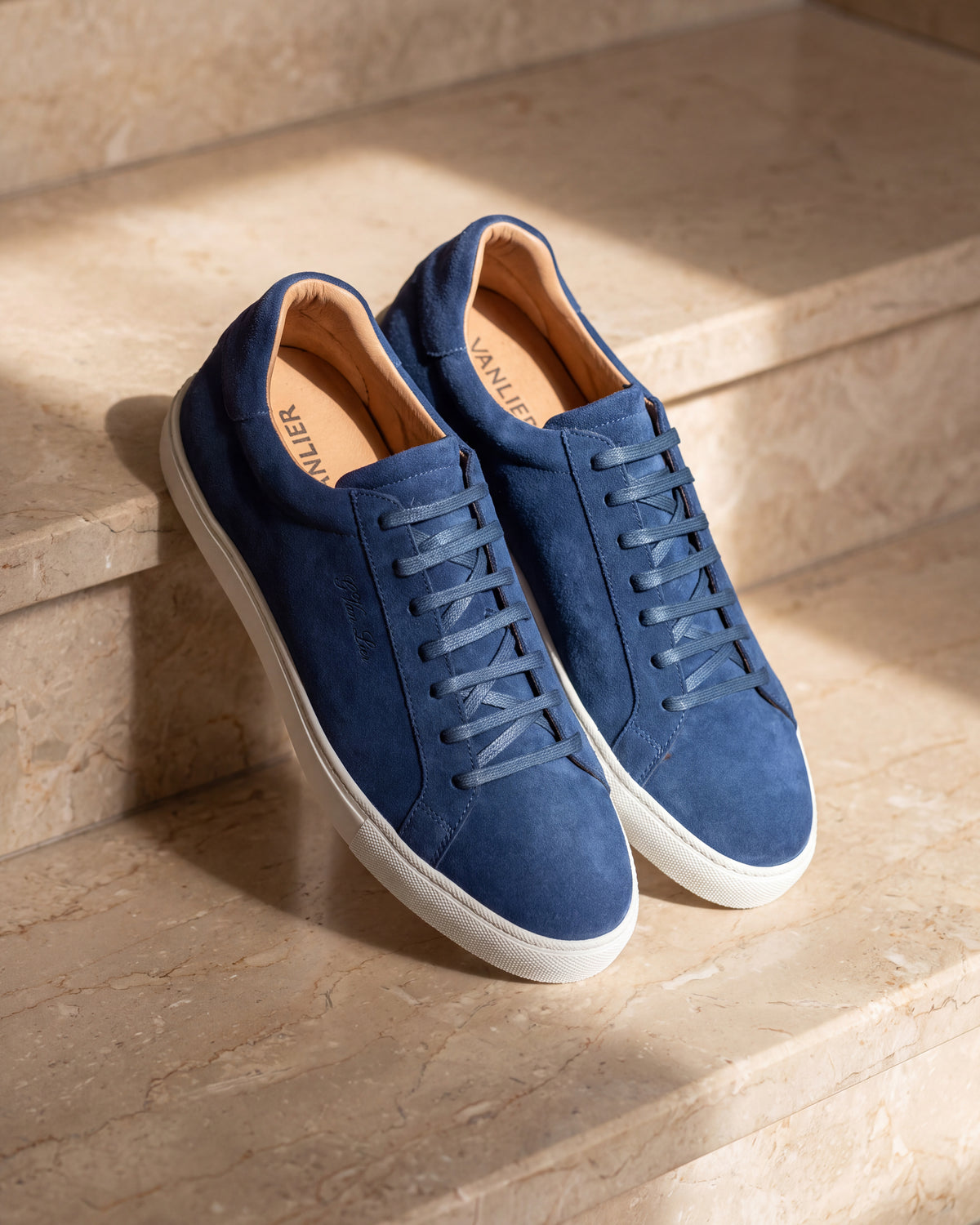 Blauw suède Napoli sneaker – detail van het paar op marmer, andere hoek