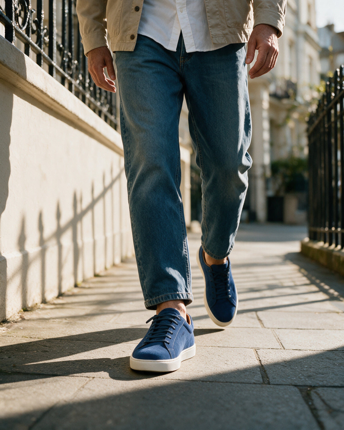 Blauw suède Napoli sneaker – gedragen, lopend richting de camera