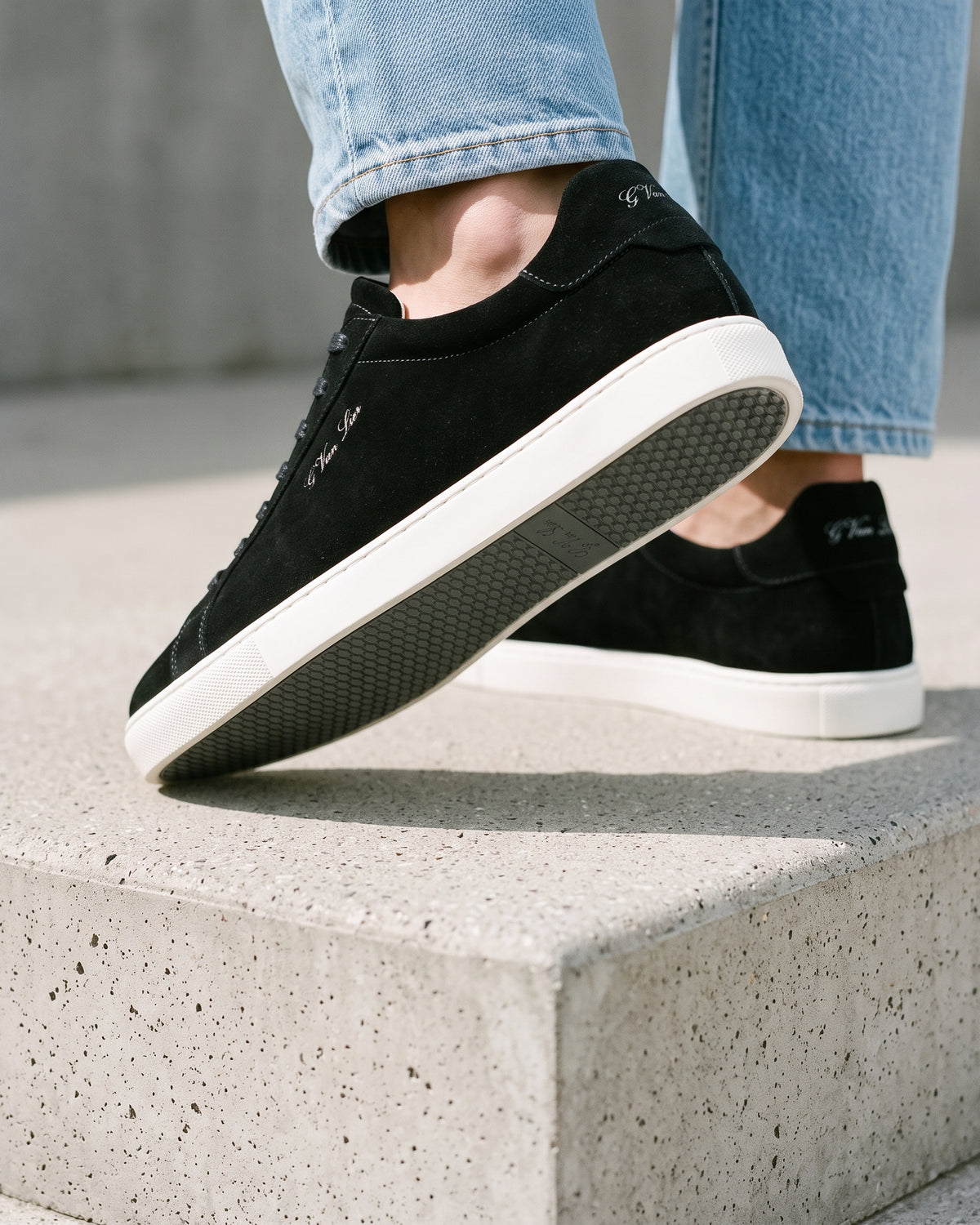 Zwart suède Napoli sneaker – gedragen, op model